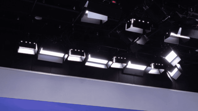 밝은 조명이 있는 스튜디오 조명 설정