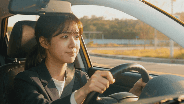 해질녘 차를 운전하는 젊은 여성