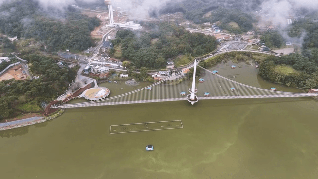 고요한 호수 위의 경치 좋은 다리