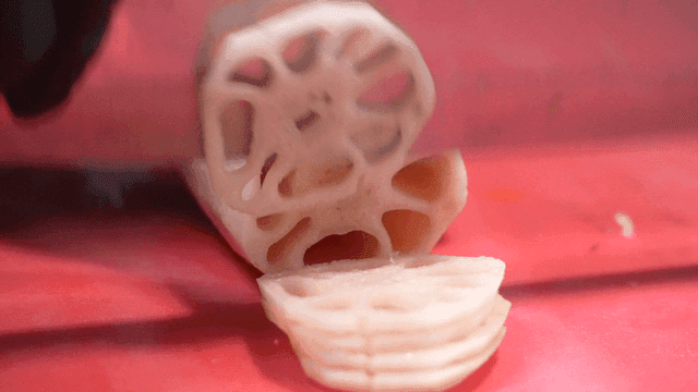 Knife for cutting lotus root on cutting board