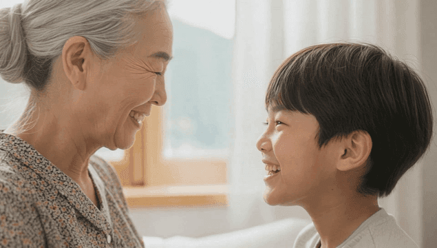 손자의 볼을 쓰다듬는 할머니