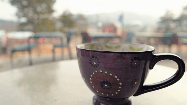 야외 테이블 위의 보라색 머그컵