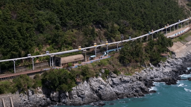 절벽을 따라 달리는 해안 모노레일