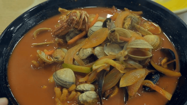 다양한 해산물이 들어간 짬뽕