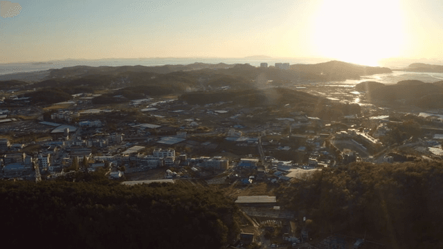 광활한 시골 마을의 일몰 풍경