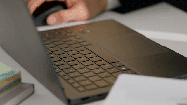 노트북 키보드를 타이핑하는 손