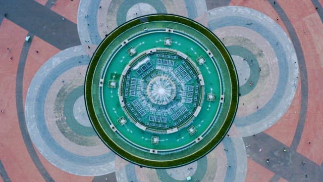 저녁 산책을 즐기는 사람들과 원형 분수대 광장