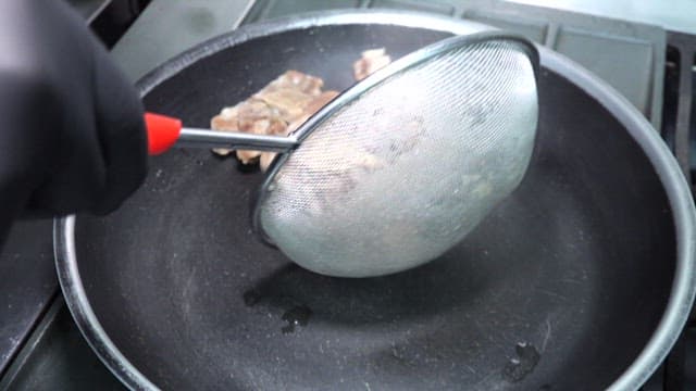 식당 주방의 팬에서 조리되는 소꼬리