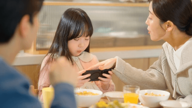 Child who doesn't eat breakfast and only plays on his cell phone