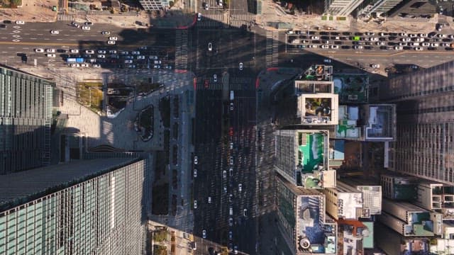 교통이 혼잡한 도심 교차로