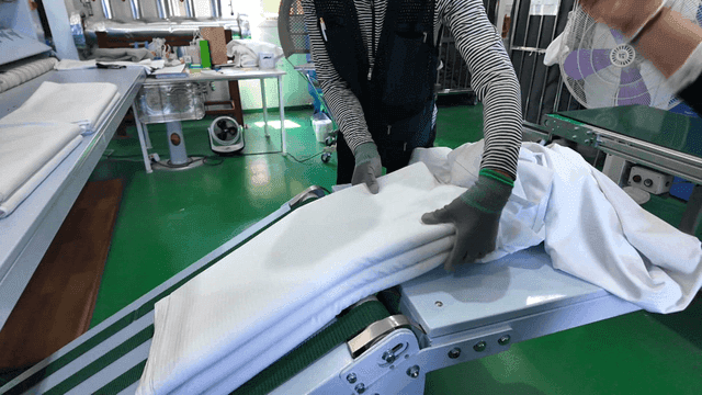 Conveyor belt delivering washed fabrics in factory