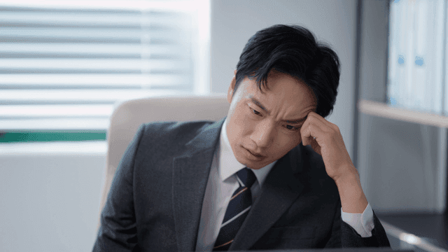 사무실에서 스트레스를 받는 사업가