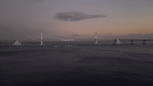 해질녘 다리와 고요한 해변