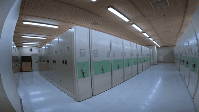 정렬된 사물함들이 놓인 기록보관실