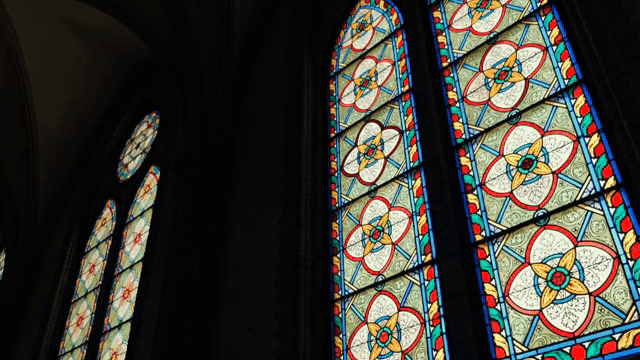 성당의 화려한 스테인드글라스 창문