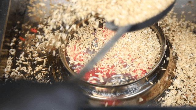 왕겨를 태워나는 훈연 연기