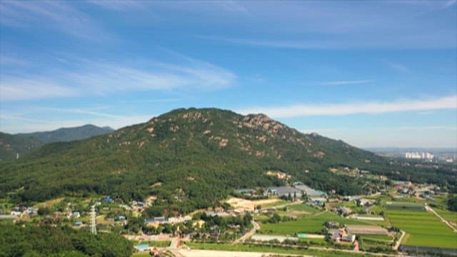 푸르른 산과 들판의 경치