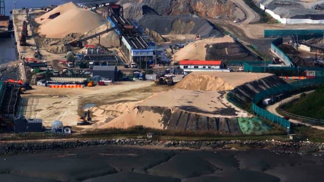 모래 더미와 기계가 있는 건설 현장