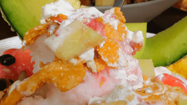 시리얼과 함께 과일 빙수 한 숟가락