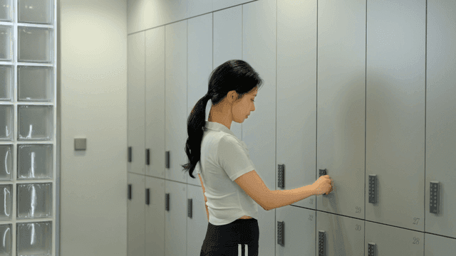 헬스장에서 사물함을 사용하는 여성