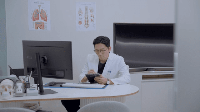 의사가 진료실 책상에서 일하는 모습