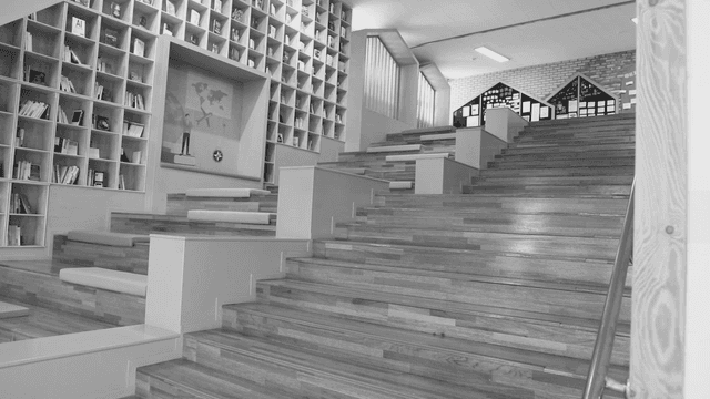 나무 계단과 책장이 있는 현대적인 도서관