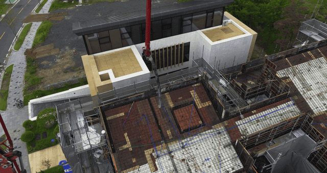 콘크리트 펌프가 있는 건설 현장