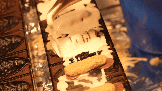 Kettle for pouring batter into fish-shaped bread mold