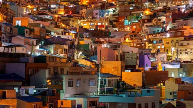 밤에 불이 켜진 주택으로 가득한 언덕 위의 활기찬 감천문화마을