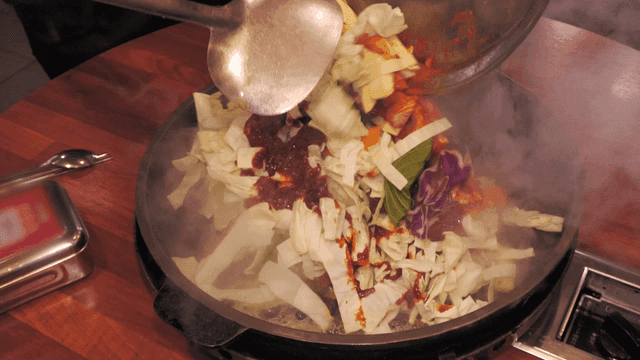 야채를 넣은 매콤한 닭갈비