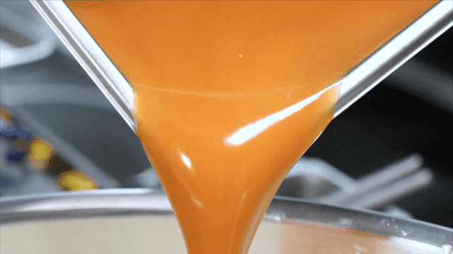 트레이에서 큰 냄비로 옮겨지는 상황버섯 닭 육수