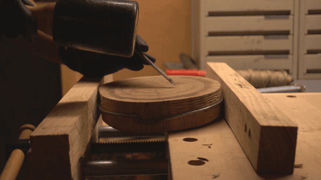 작업실에서 끌을 고무망치로 쳐내어 조각