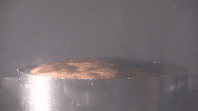 어두운 색으로 구워지는 치즈케이크