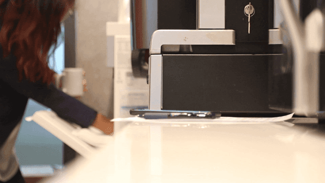 사무실에서 물을 컵에 따르는 직원