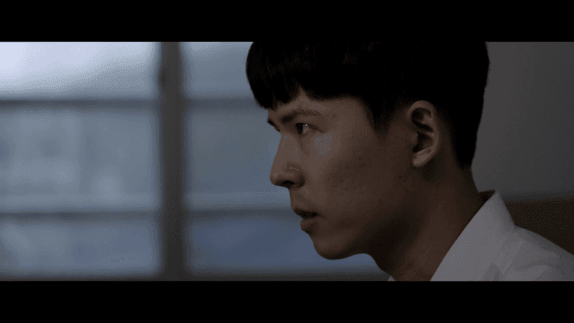 화가 난 채로 한마디하는 학생