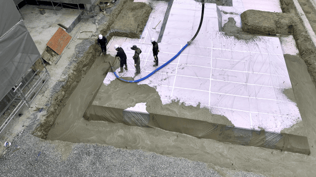 콘크리트를 붓는 건설 작업자들