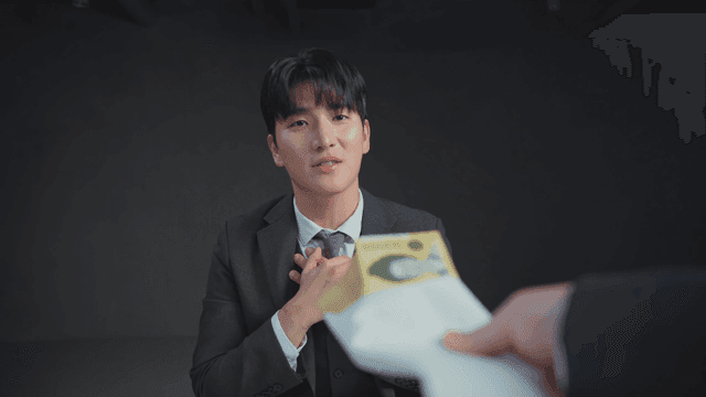 봉투를 거절하는 정장 입은 남자