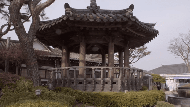 고요한 정원의 한국 전통 정자