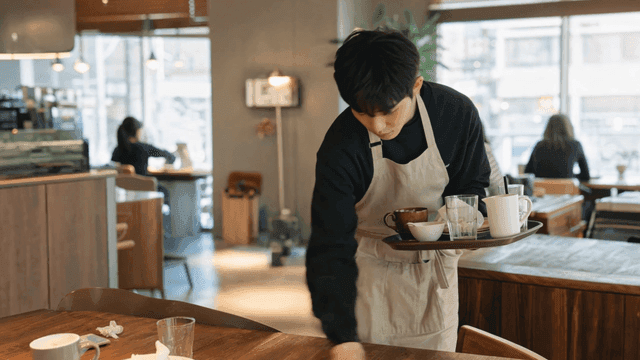 카페에서 테이블을 닦는 종업원