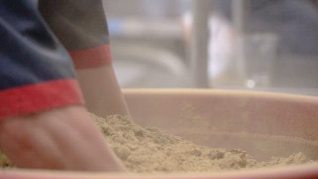 큰 통에 담긴 흙을 섞는 모습