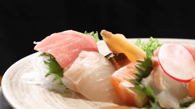Assorted sashimi plate with garnish