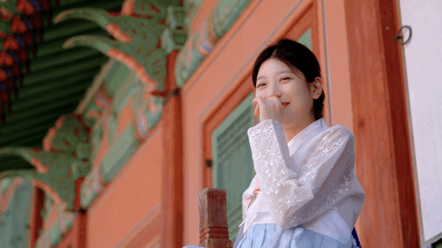 마루에 앉아 있는 한복 입은 여성