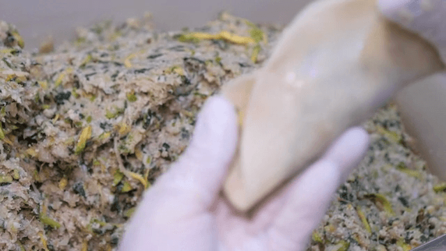 Making Mandus with vegetable filling