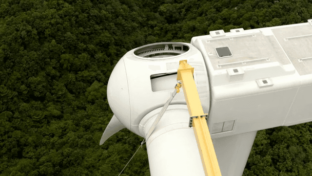 산 위의 풍력 터빈 건설 현장