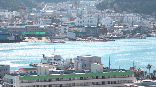 배와 건물이 있는 번화한 항구 도시
