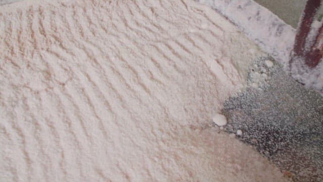 사탕수수가 설탕으로 가공되어 공장의 기계로 운반되는 모습