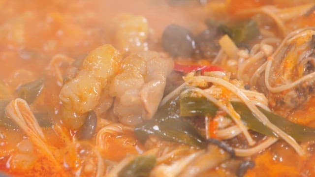 버섯, 채소가 끓고 있는 뜨거운 곱창전골