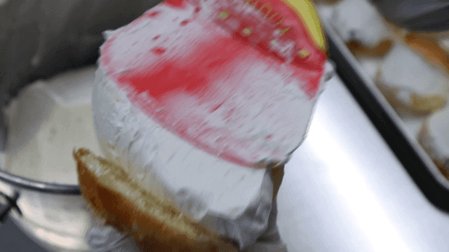 빵에 크림을 바르는 장면