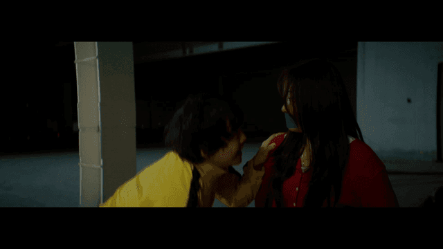 어두운 방에서 묶인 여성을 풀어주는 남자