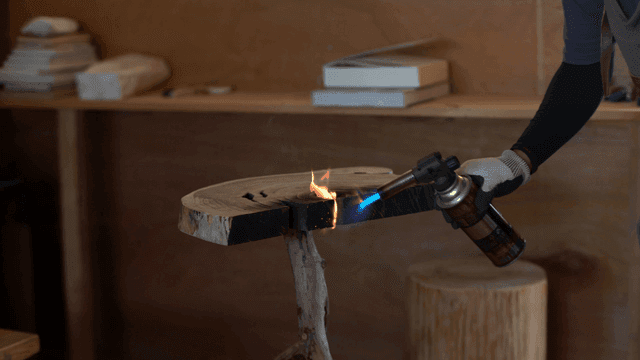작업장에서 토치로 나무 작업